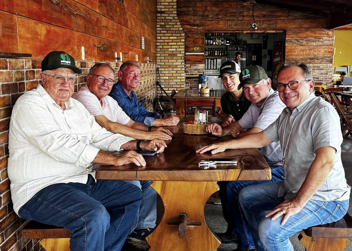 Carlos Matos reunido com produtores no interior do Ceará