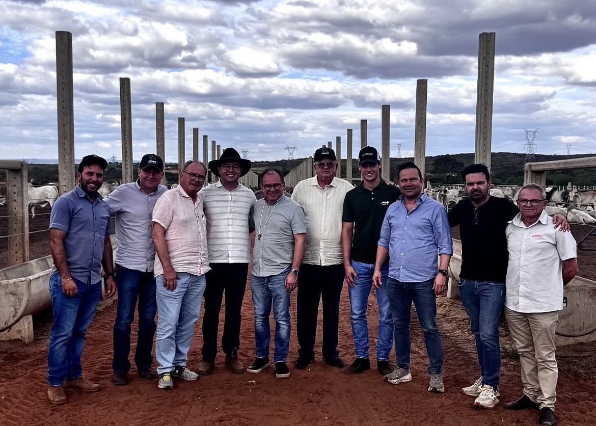 Carlos Matos visitando confinamento de pecuária no interior