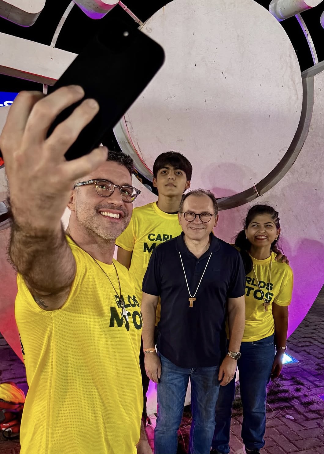 Carlos Matos com apoiadores em atividade de rua